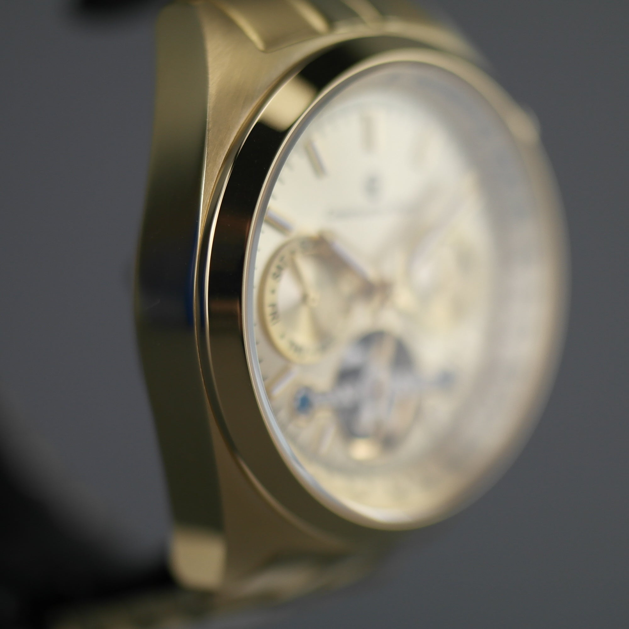 Constantin Weisz Vergoldete automatische Tachymeter-Armbanduhr mit offenem Herzen und Armband