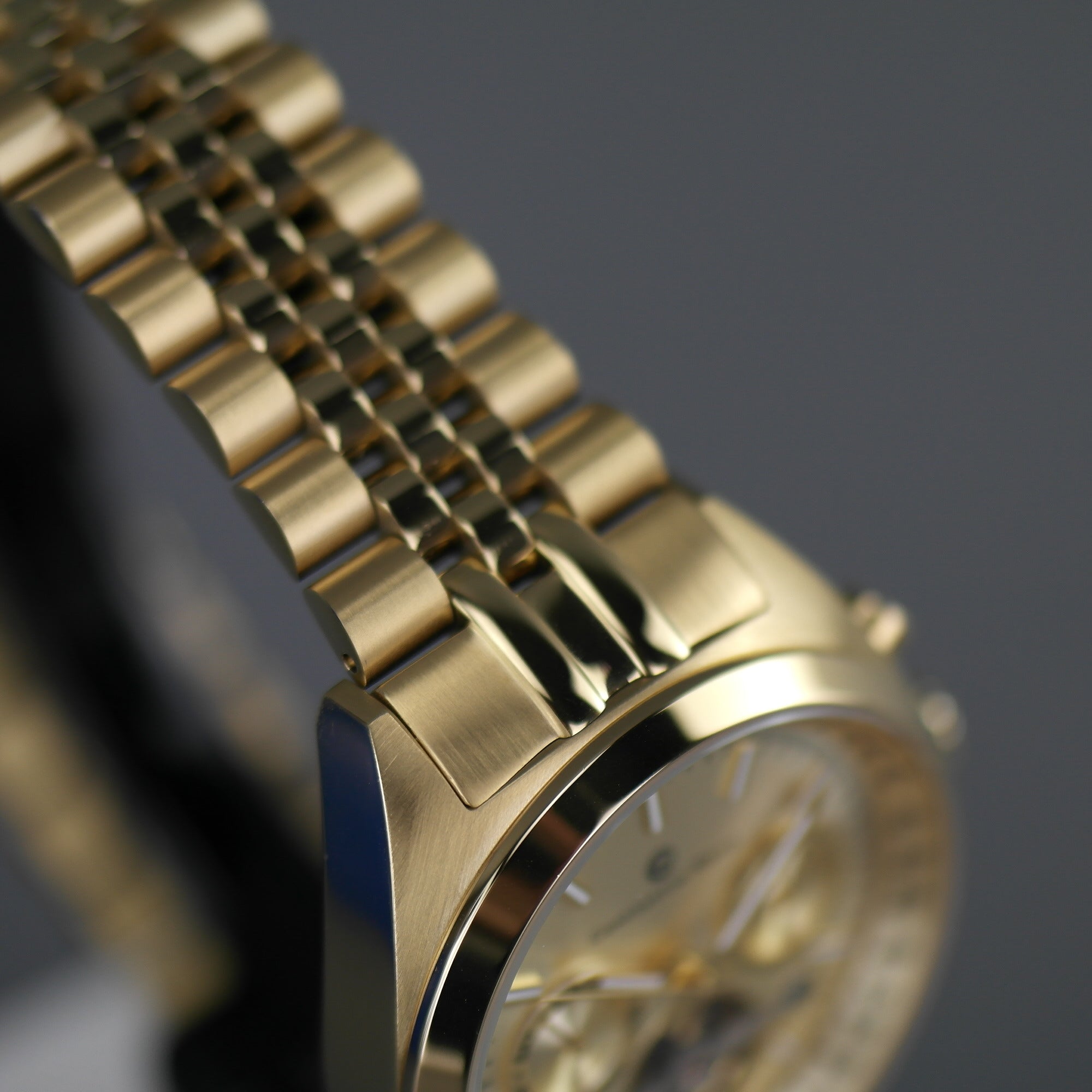 Constantin Weisz Vergoldete automatische Tachymeter-Armbanduhr mit offenem Herzen und Armband