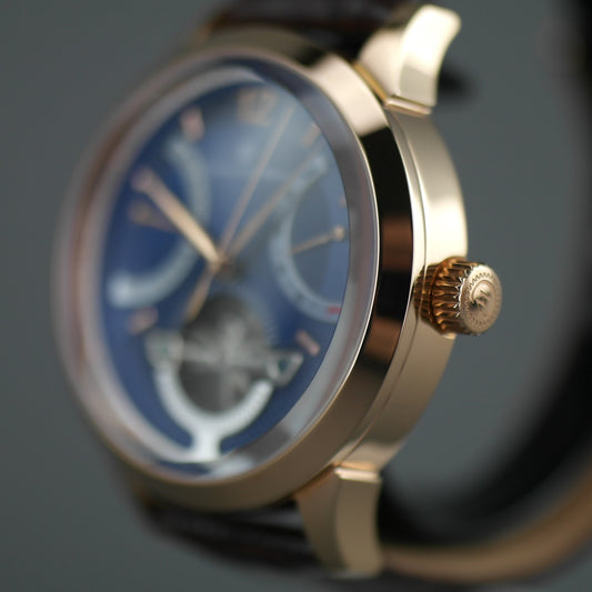 Constantin Weisz Vergoldete Automatik-Armbanduhr mit 38 Steinen und offenem Herzwerk, Lederarmband