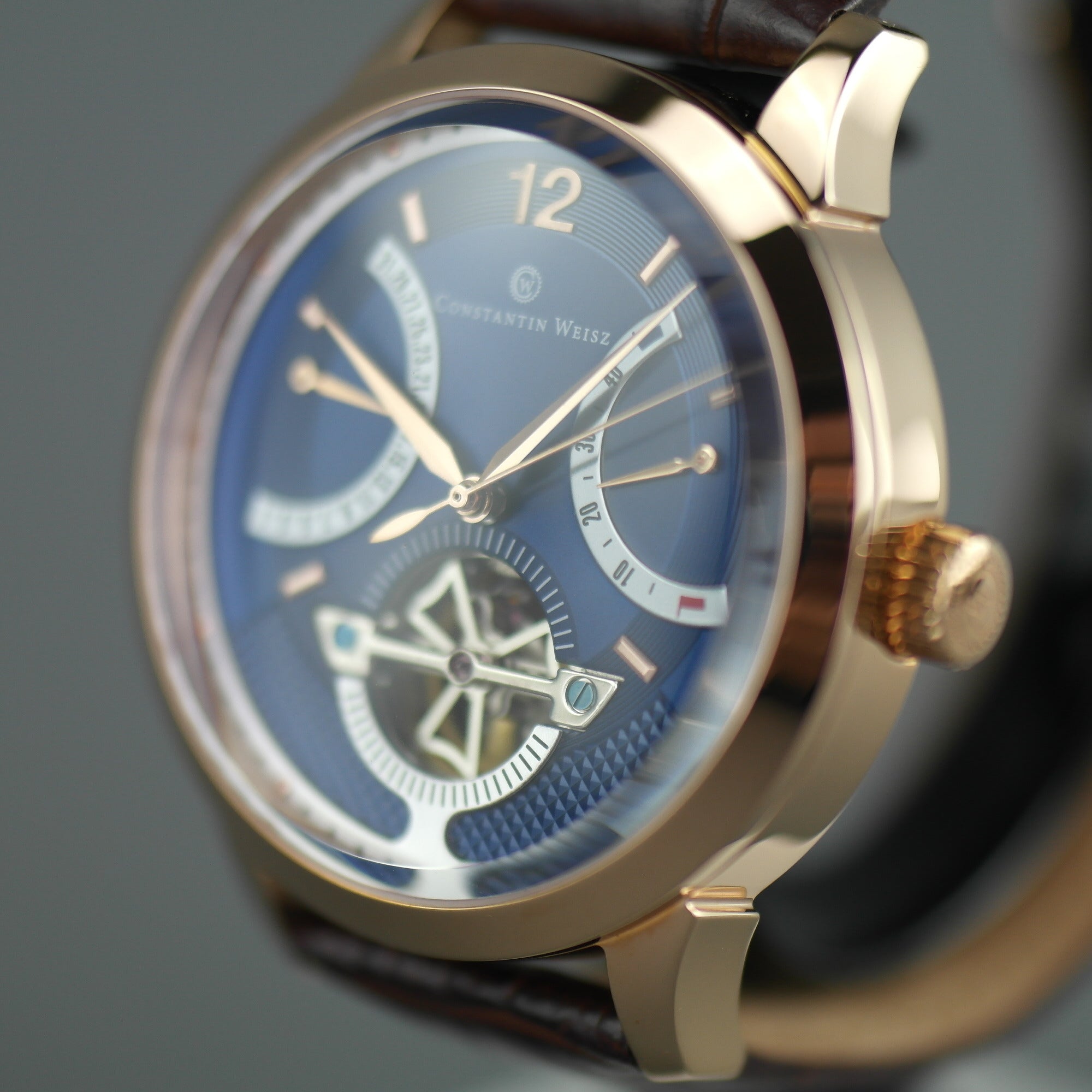 Constantin Weisz Vergoldete Automatik-Armbanduhr mit 38 Steinen und offenem Herzwerk, Lederarmband