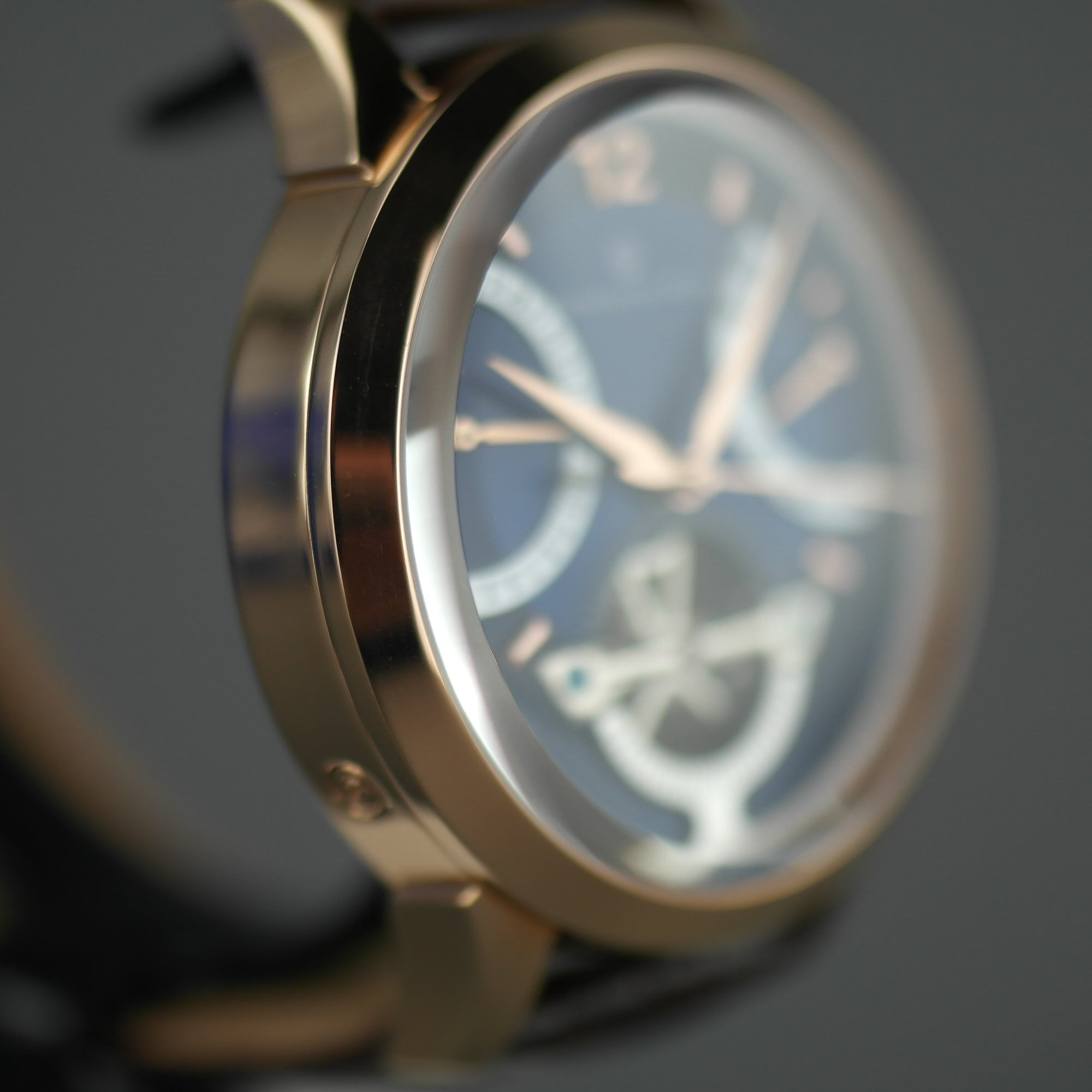 Constantin Weisz Vergoldete Automatik-Armbanduhr mit 38 Steinen und offenem Herzwerk, Lederarmband