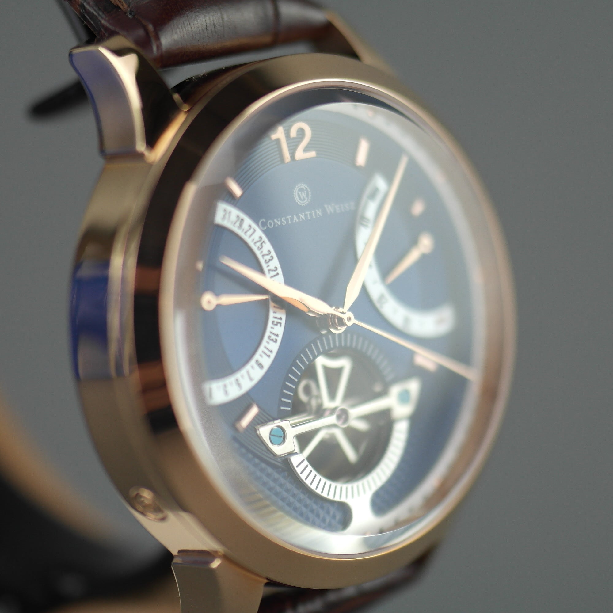 Constantin Weisz Vergoldete Automatik-Armbanduhr mit 38 Steinen und offenem Herzwerk, Lederarmband