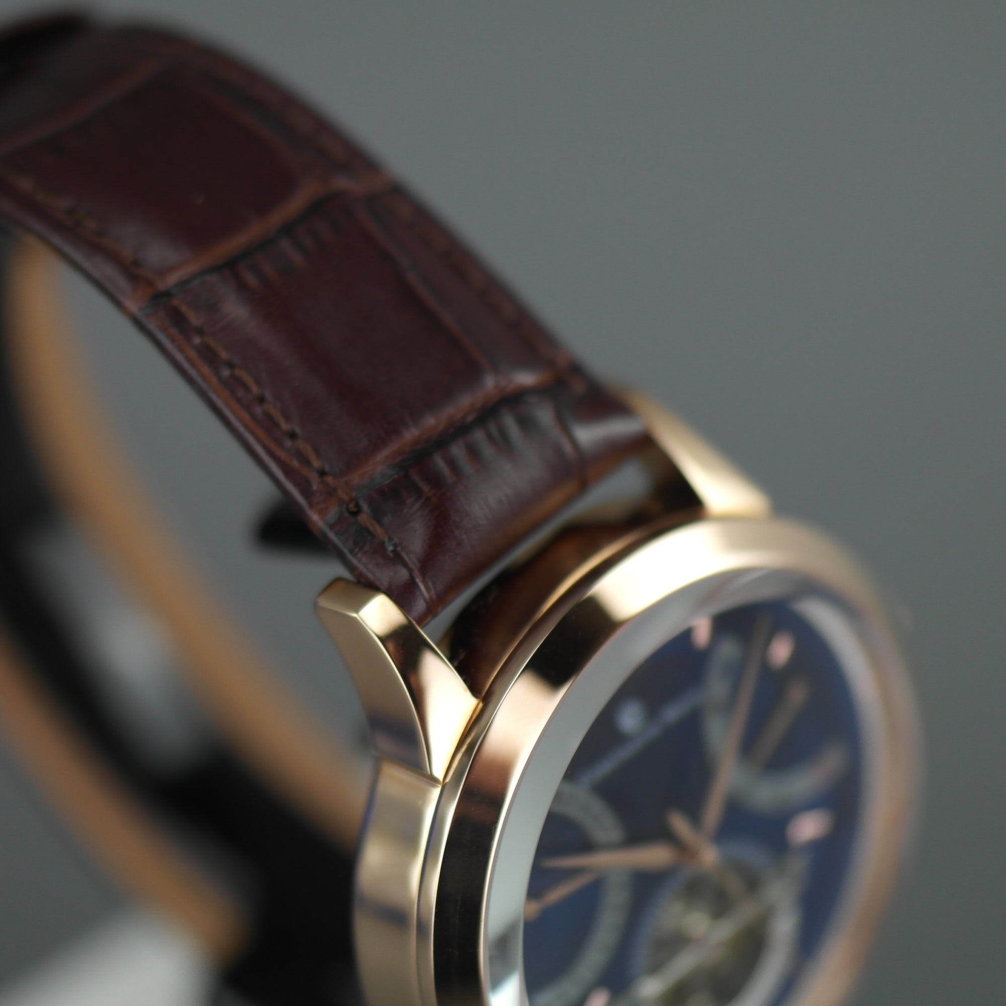 Constantin Weisz Vergoldete Automatik-Armbanduhr mit 38 Steinen und offenem Herzwerk, Lederarmband
