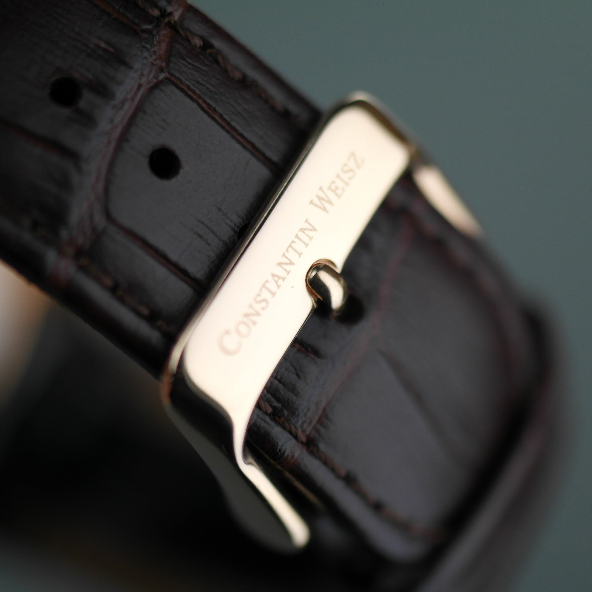Constantin Weisz Vergoldete Automatik-Armbanduhr mit 38 Steinen und offenem Herzwerk, Lederarmband