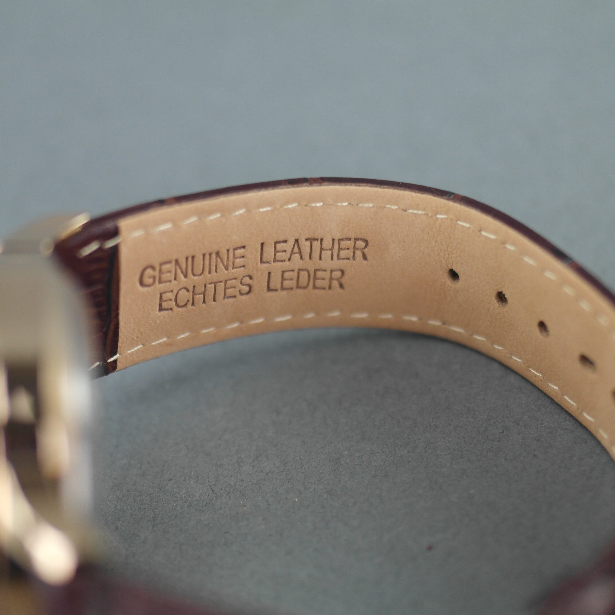 Constantin Weisz Vergoldete Automatik-Armbanduhr mit 38 Steinen und offenem Herzwerk, Lederarmband