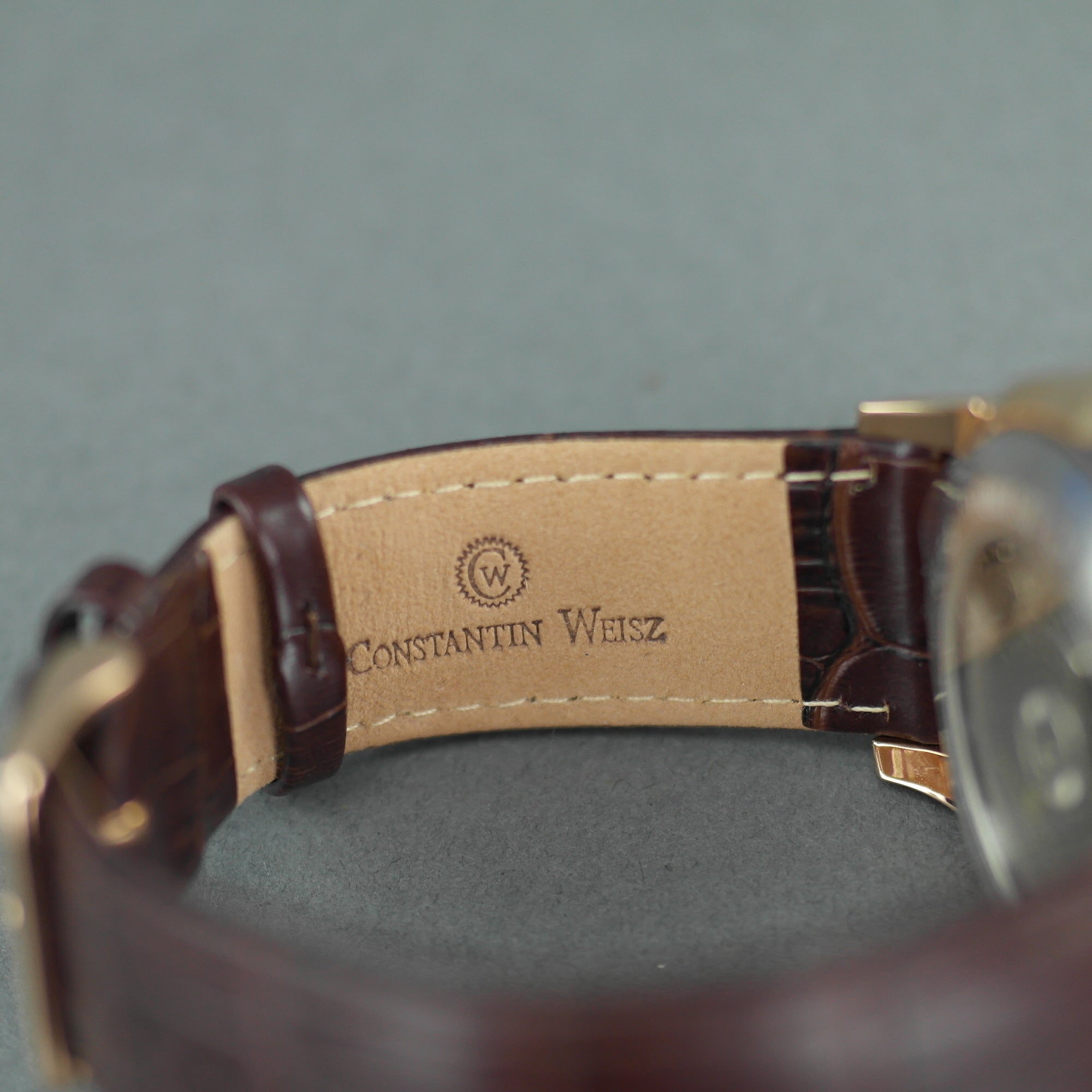 Constantin Weisz Vergoldete Automatik-Armbanduhr mit 38 Steinen und offenem Herzwerk, Lederarmband