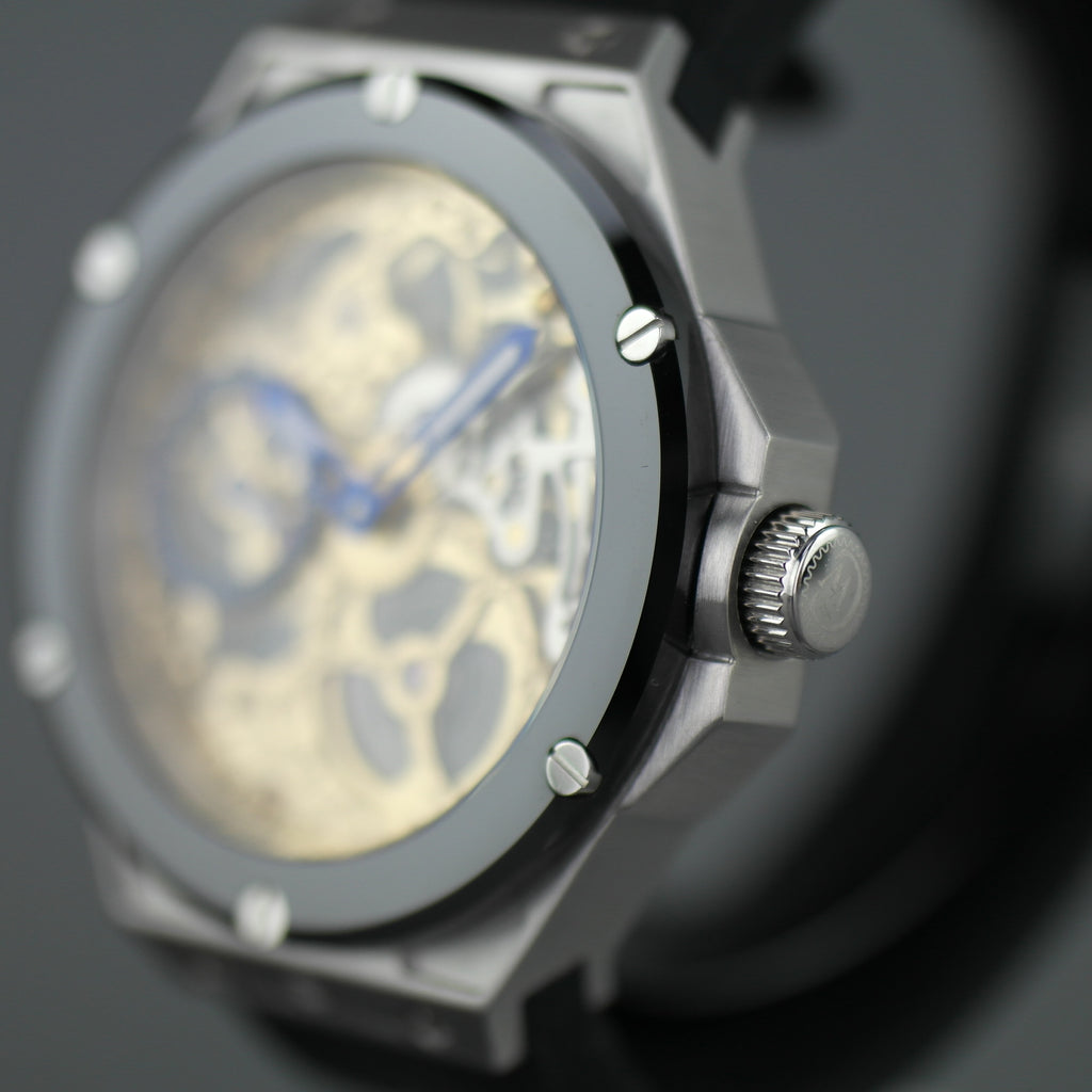 Reloj de pulsera mecánico Constantin Weisz Skeleton con correa de silicona negra