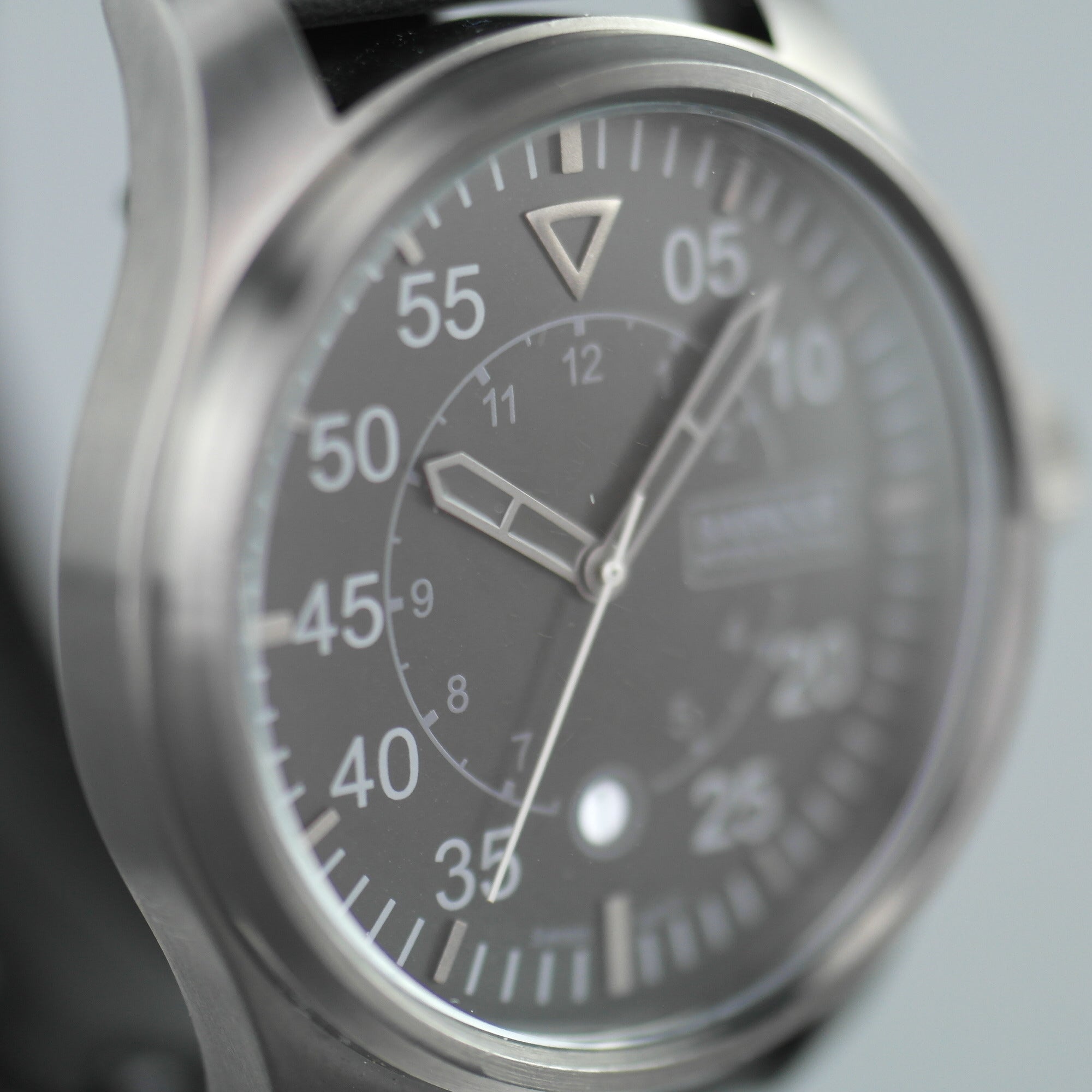 Barbour International Biker-Armbanduhr, schwarzes Zifferblatt mit Datum und Lederarmband