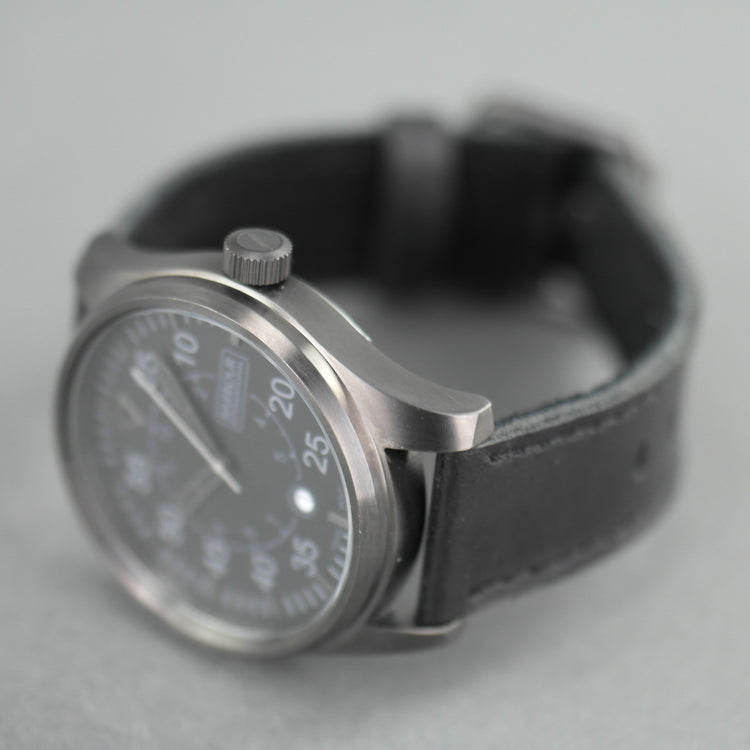 Barbour International Biker-Armbanduhr, schwarzes Zifferblatt mit Datum und Lederarmband 