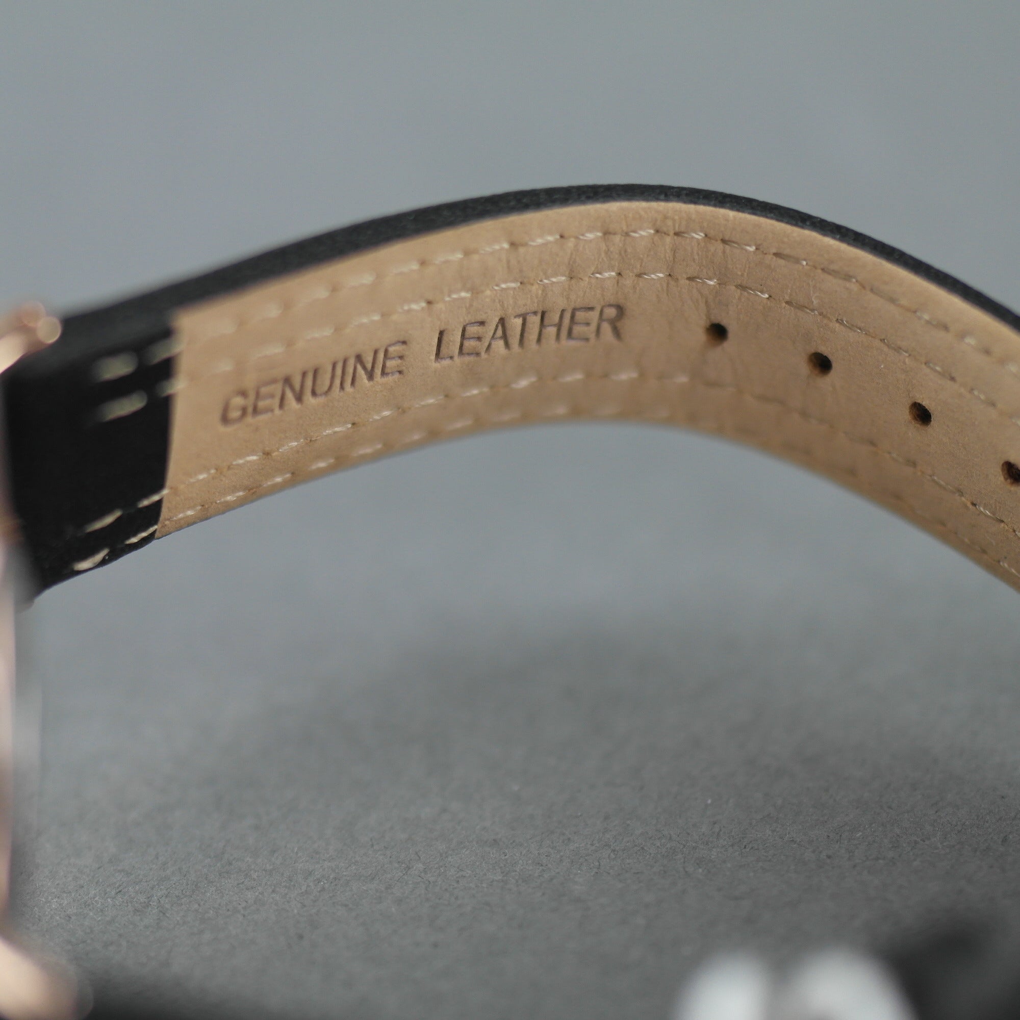 Reloj de pulsera Barbour International Hartley en tono dorado con esfera negra y correa de cuero