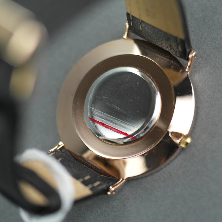Reloj de pulsera Barbour International Hartley en tono dorado con esfera negra y correa de cuero