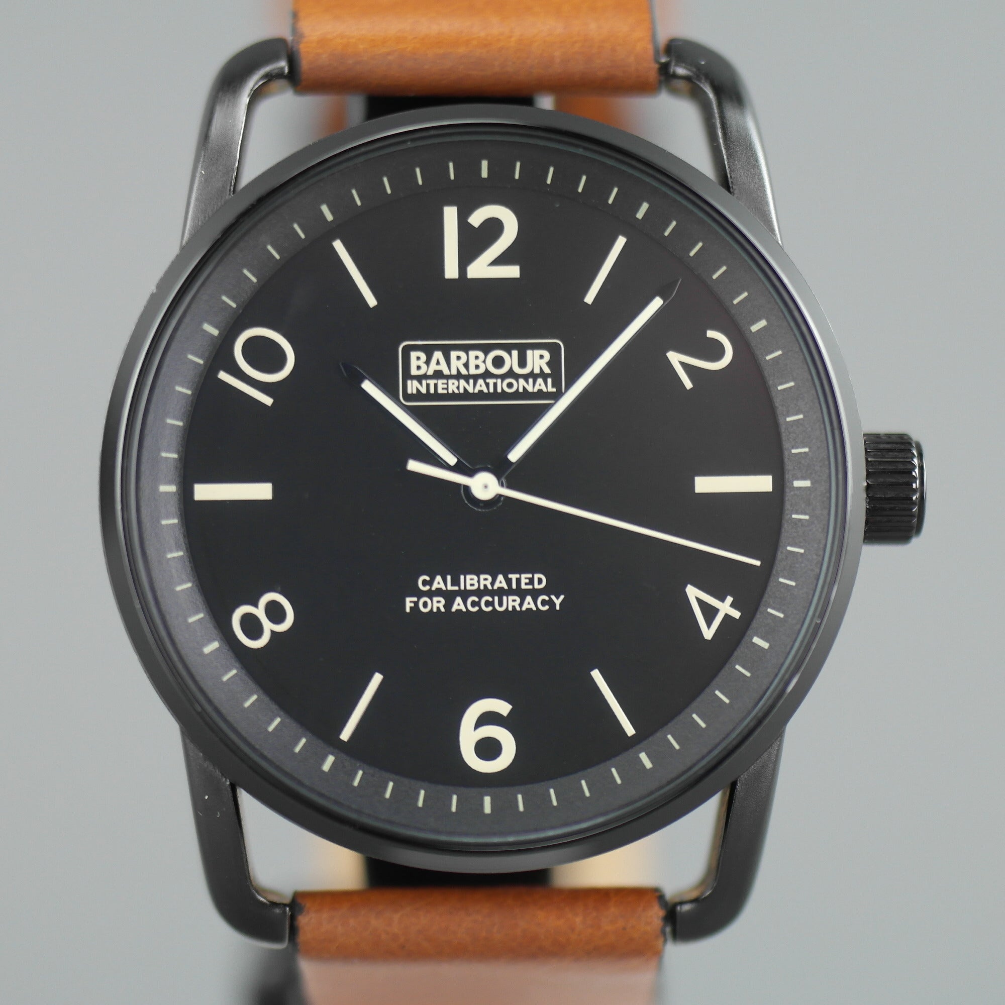 Reloj de pulsera Barbour International negro con correa de piel marrón. 
