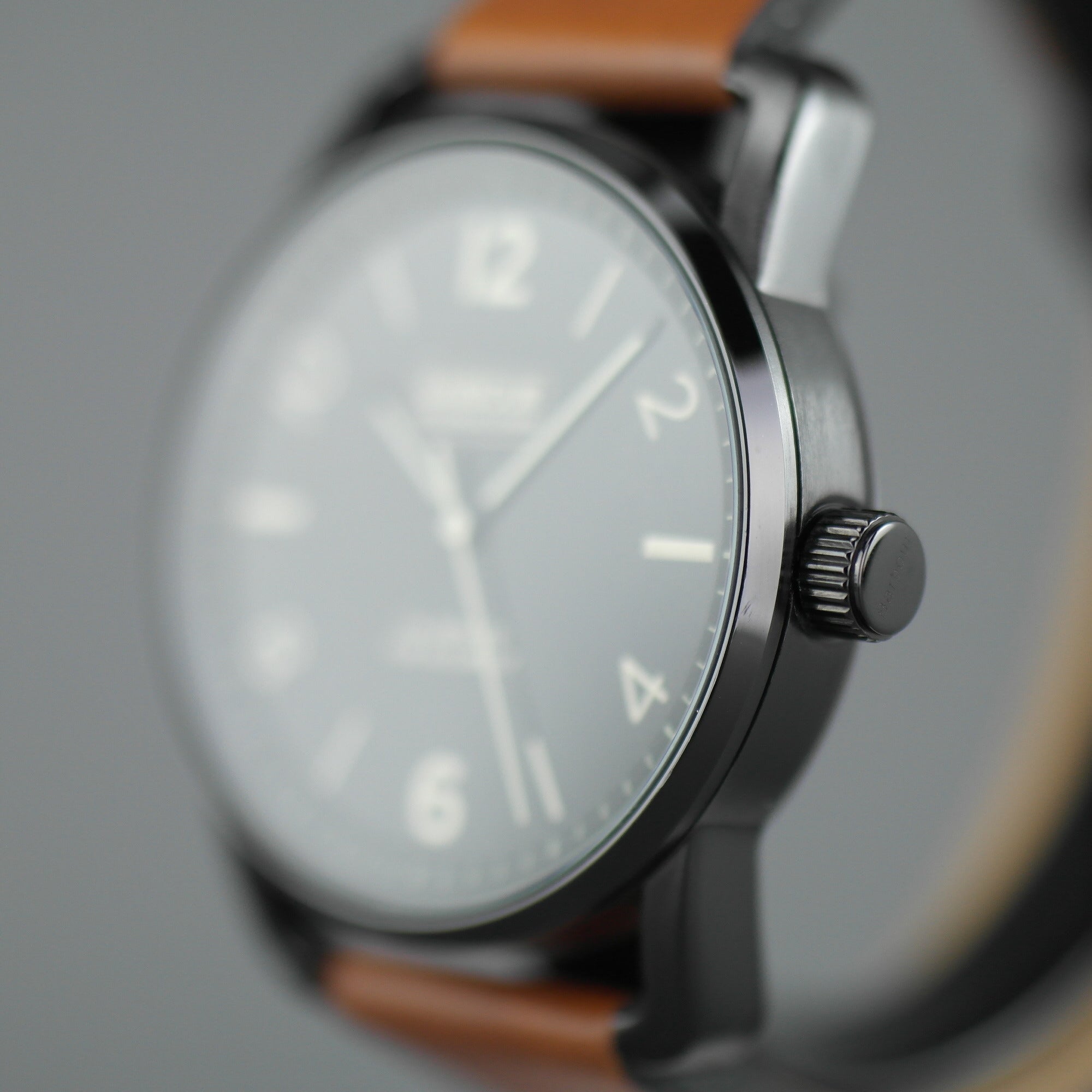 Reloj de pulsera Barbour International negro con correa de piel marrón. 