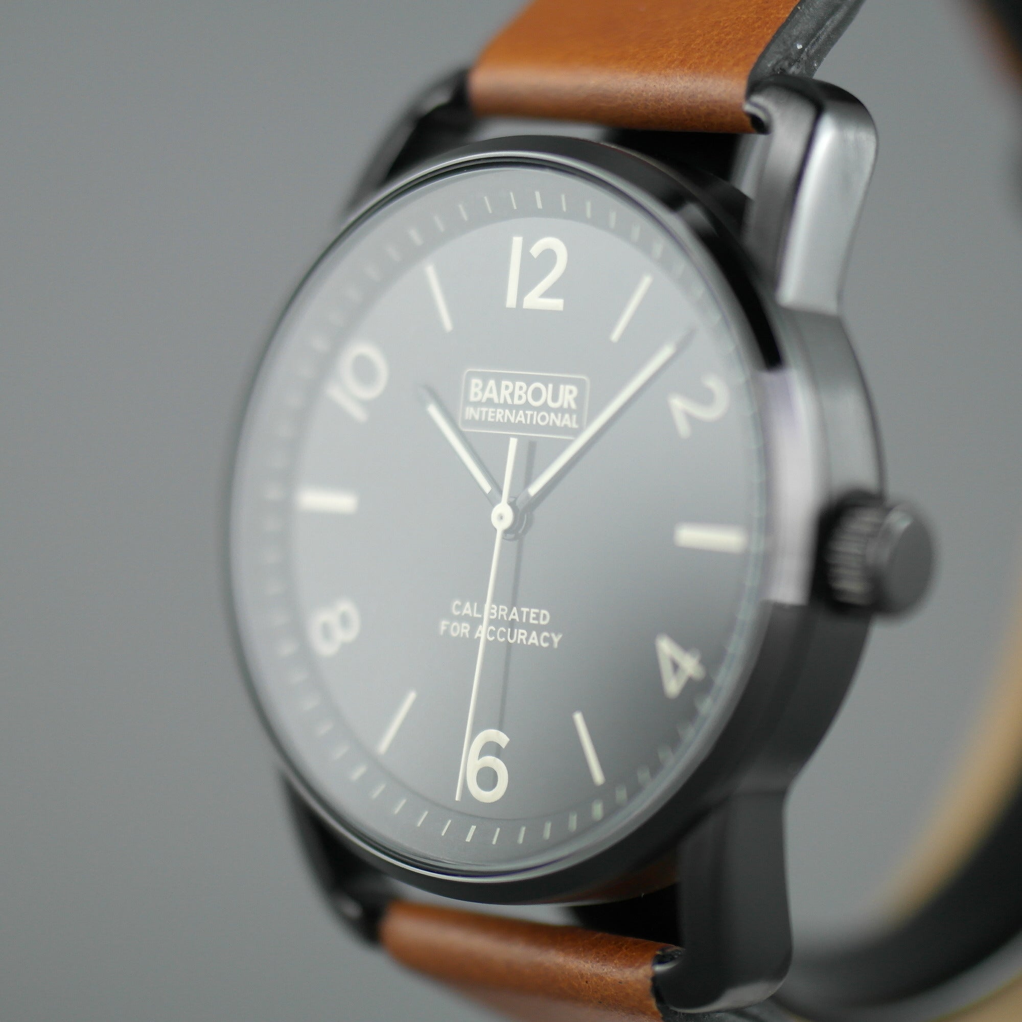 Reloj de pulsera Barbour International negro con correa de piel marrón. 