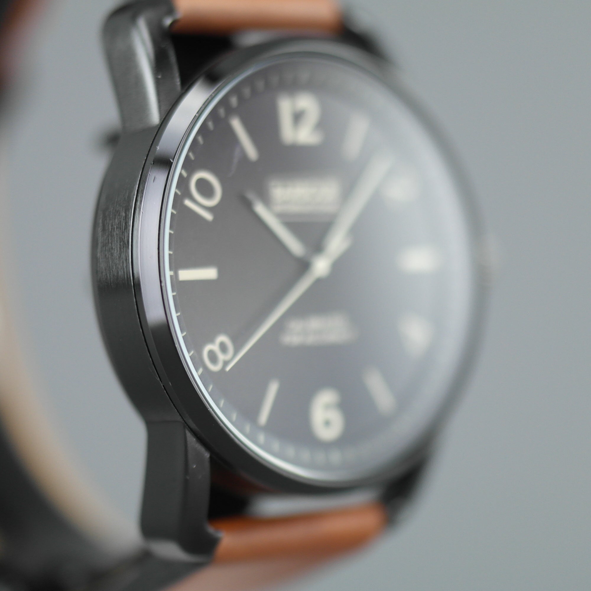 Reloj de pulsera Barbour International negro con correa de piel marrón. 