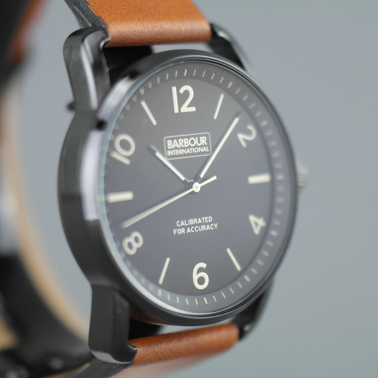 Reloj de pulsera Barbour International negro con correa de piel marrón. 