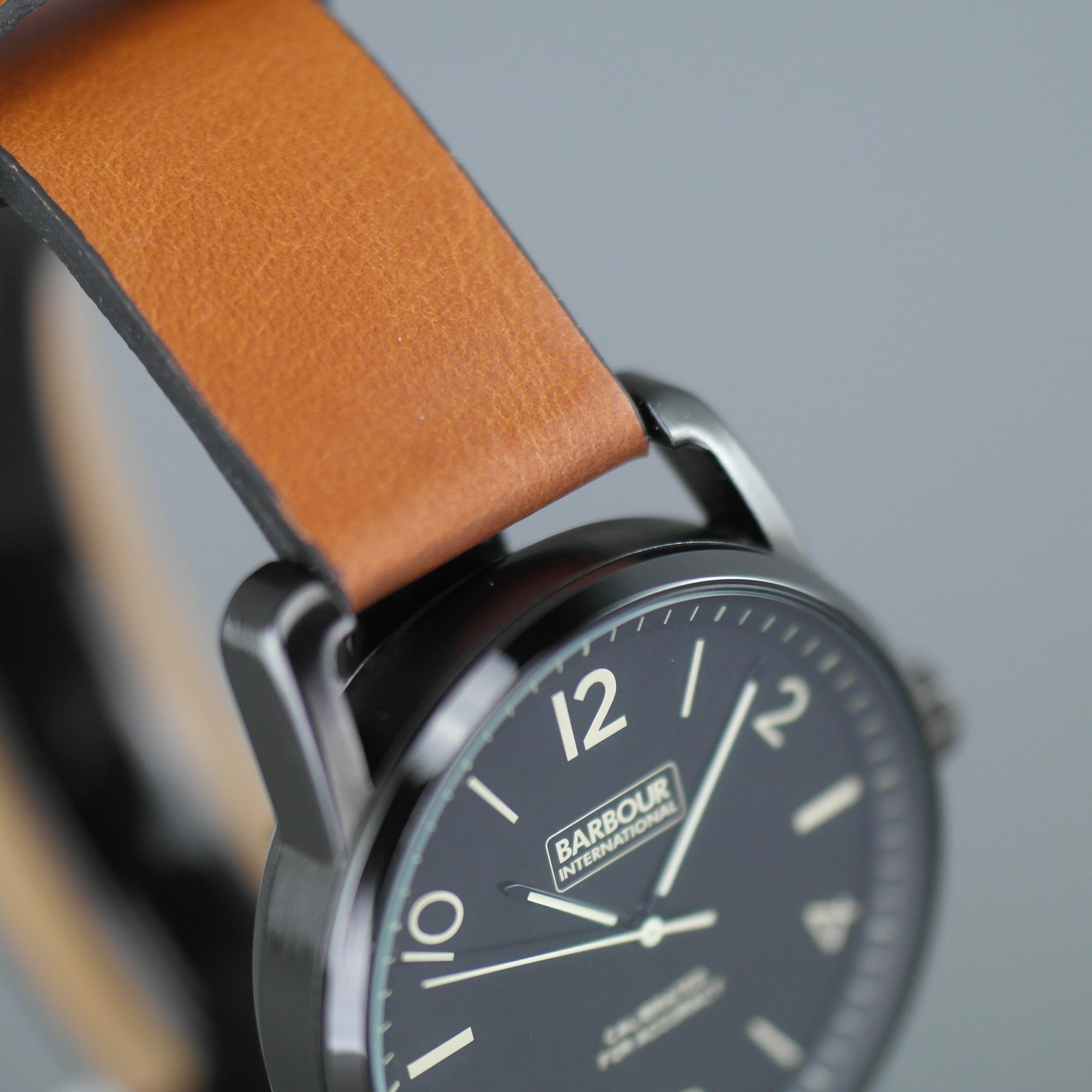 Reloj de pulsera Barbour International negro con correa de piel marrón. 