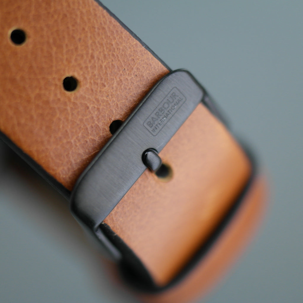 Schwarze Armbanduhr von Barbour International mit braunem Lederarmband 