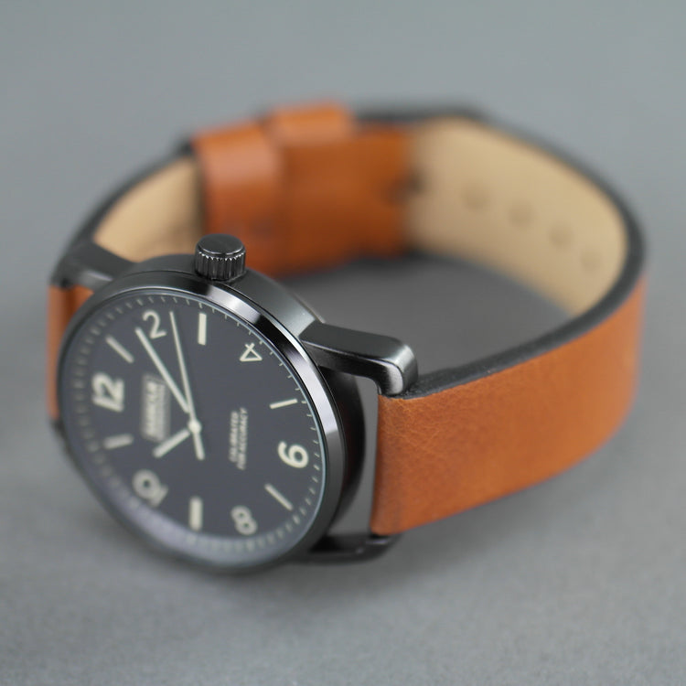 Reloj de pulsera Barbour International negro con correa de piel marrón. 