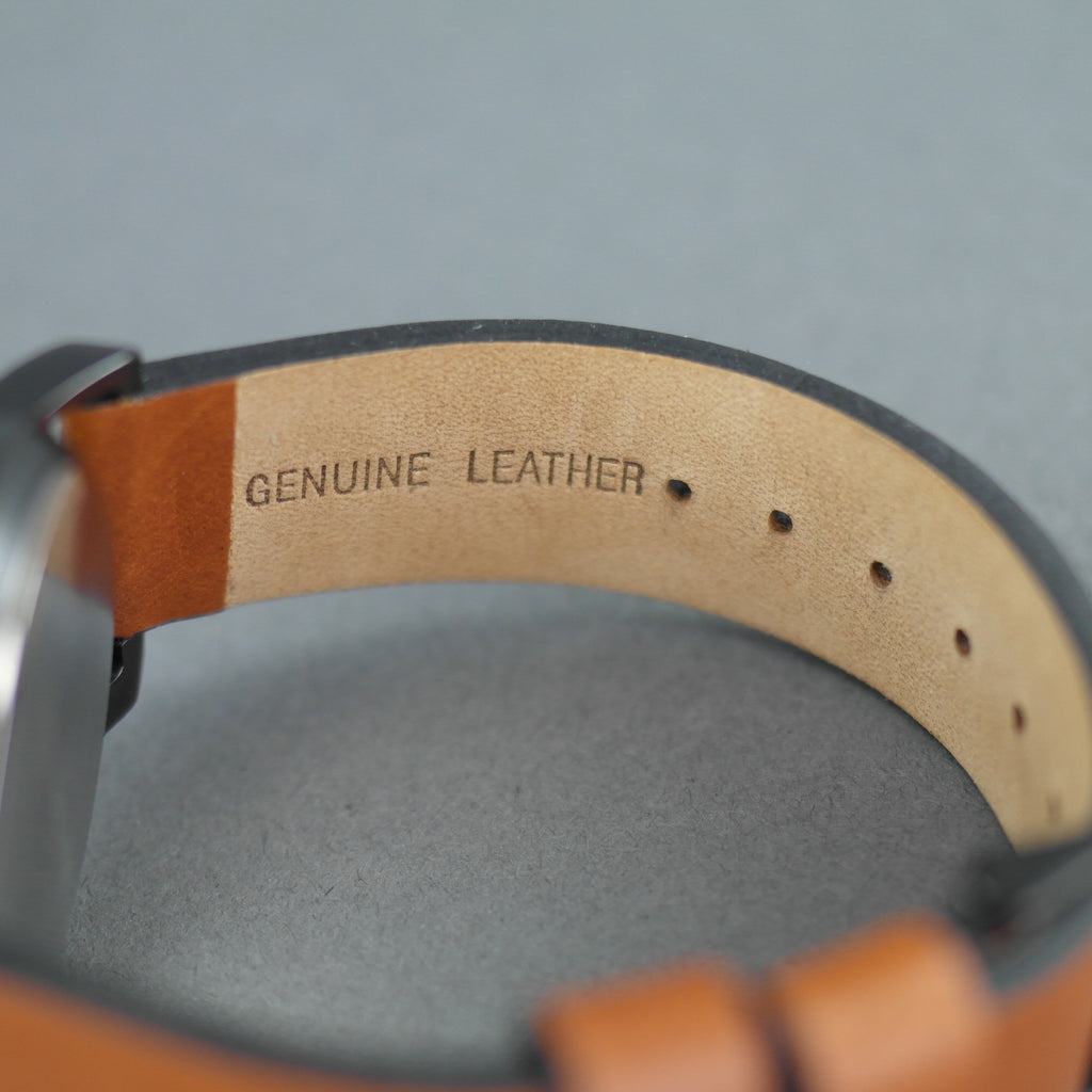 Schwarze Armbanduhr von Barbour International mit braunem Lederarmband 