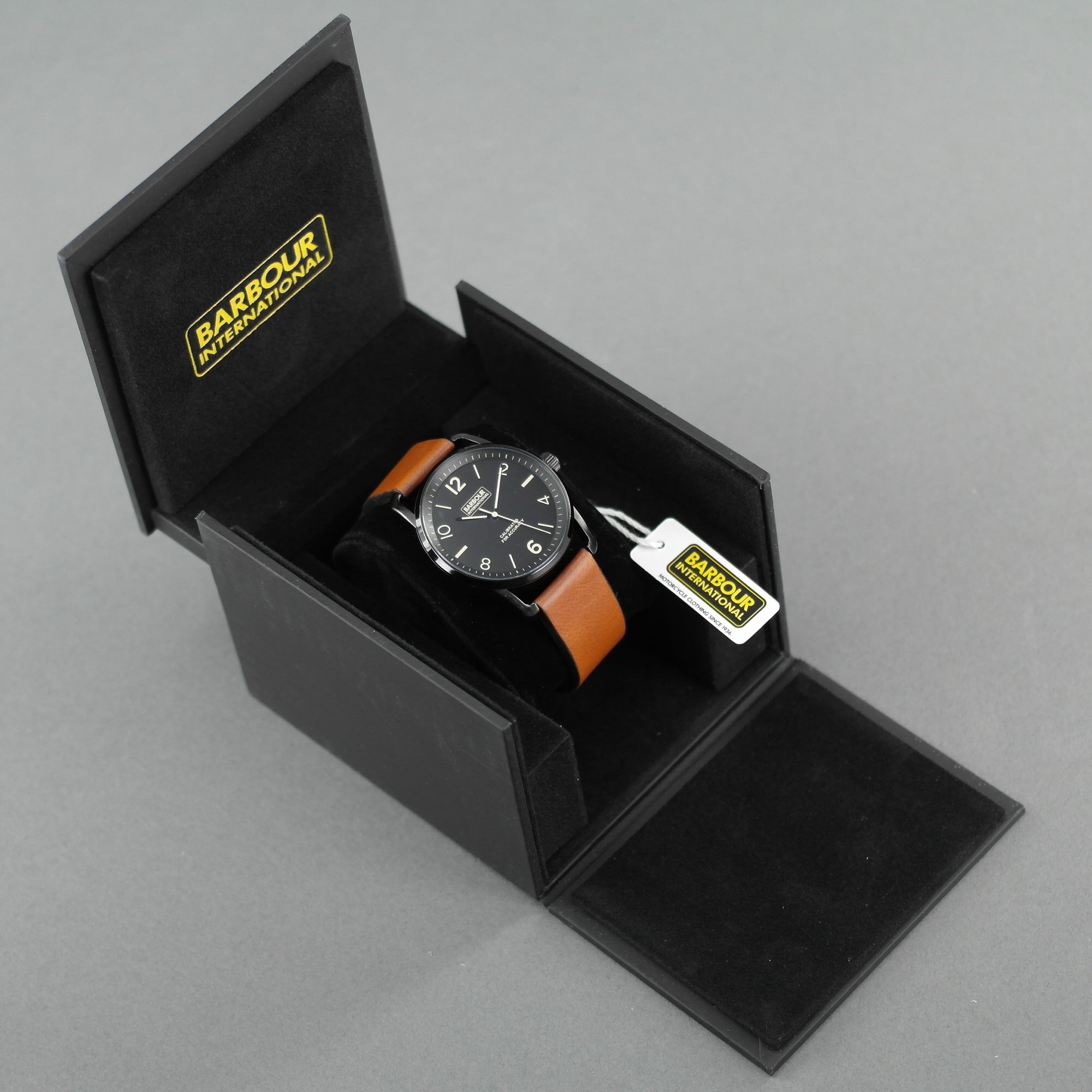 Reloj de pulsera Barbour International negro con correa de piel marrón. 