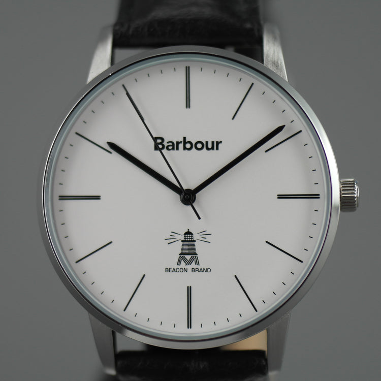 Reloj de pulsera Barbour Hartley con esfera blanca y correa de piel.