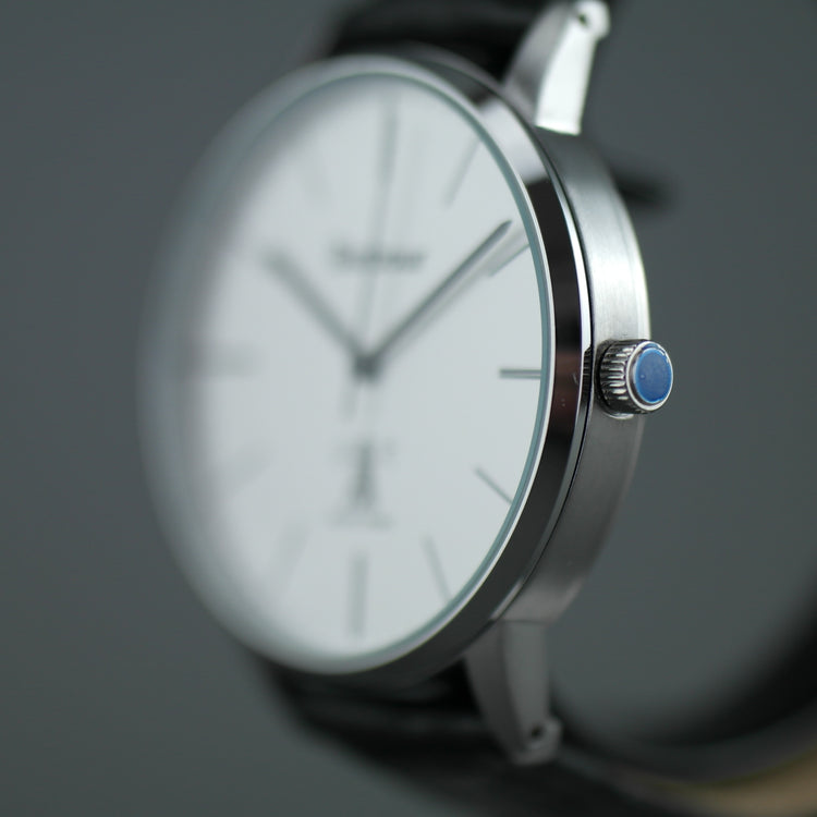Reloj de pulsera Barbour Hartley con esfera blanca y correa de piel.