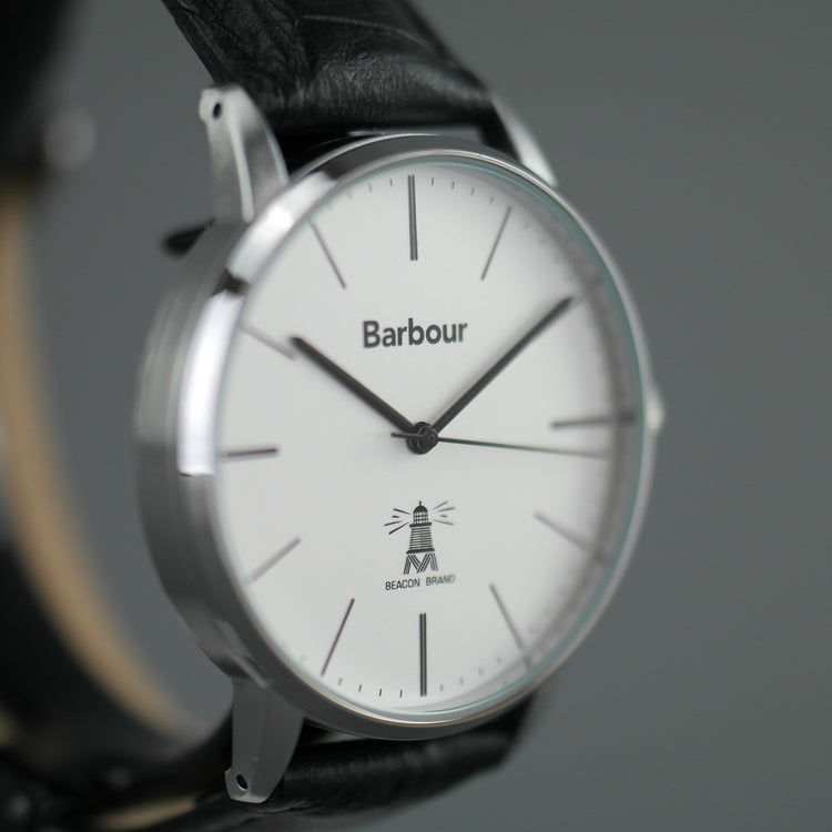 Reloj de pulsera Barbour Hartley con esfera blanca y correa de piel.