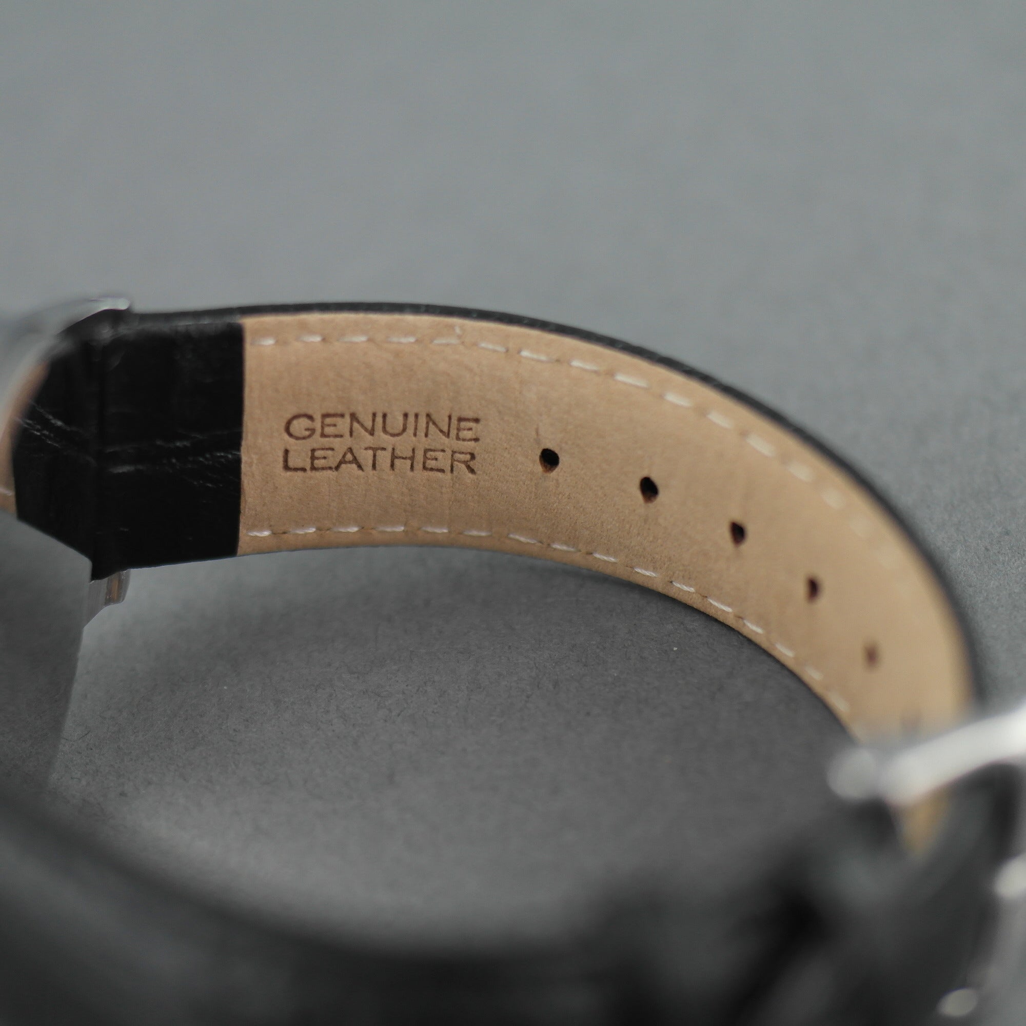 Reloj de pulsera Barbour Hartley con esfera blanca y correa de piel.