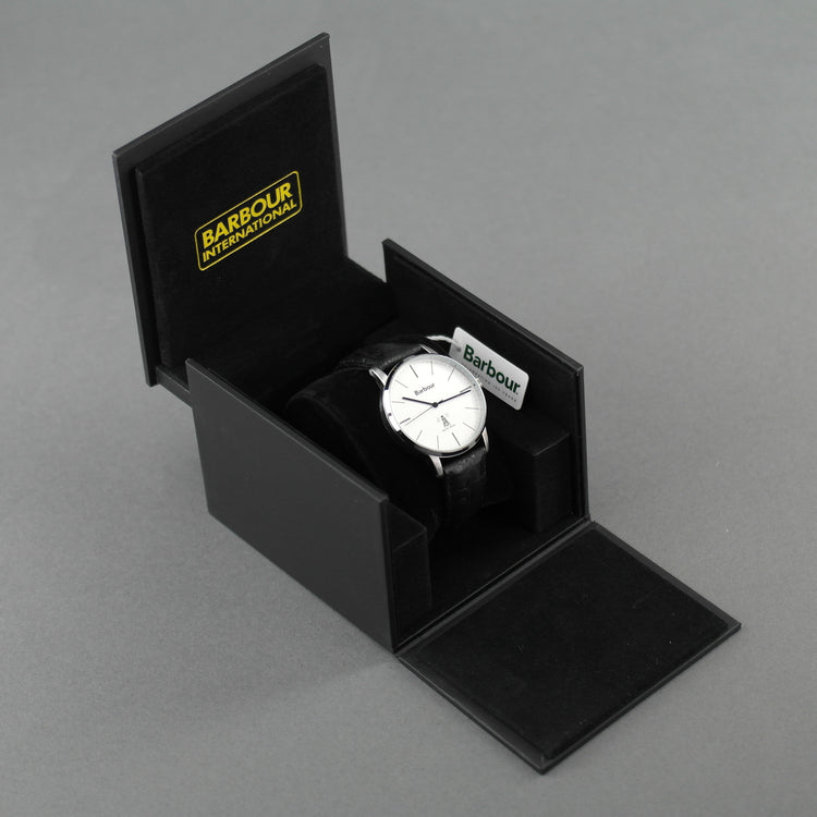 Reloj de pulsera Barbour Hartley con esfera blanca y correa de piel.