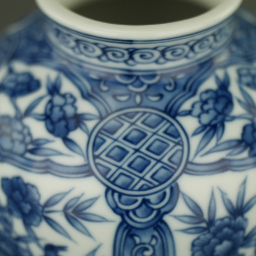 Jarrón de flores oriental azul "Dragon Peak" de Sanyo Porcelain Company