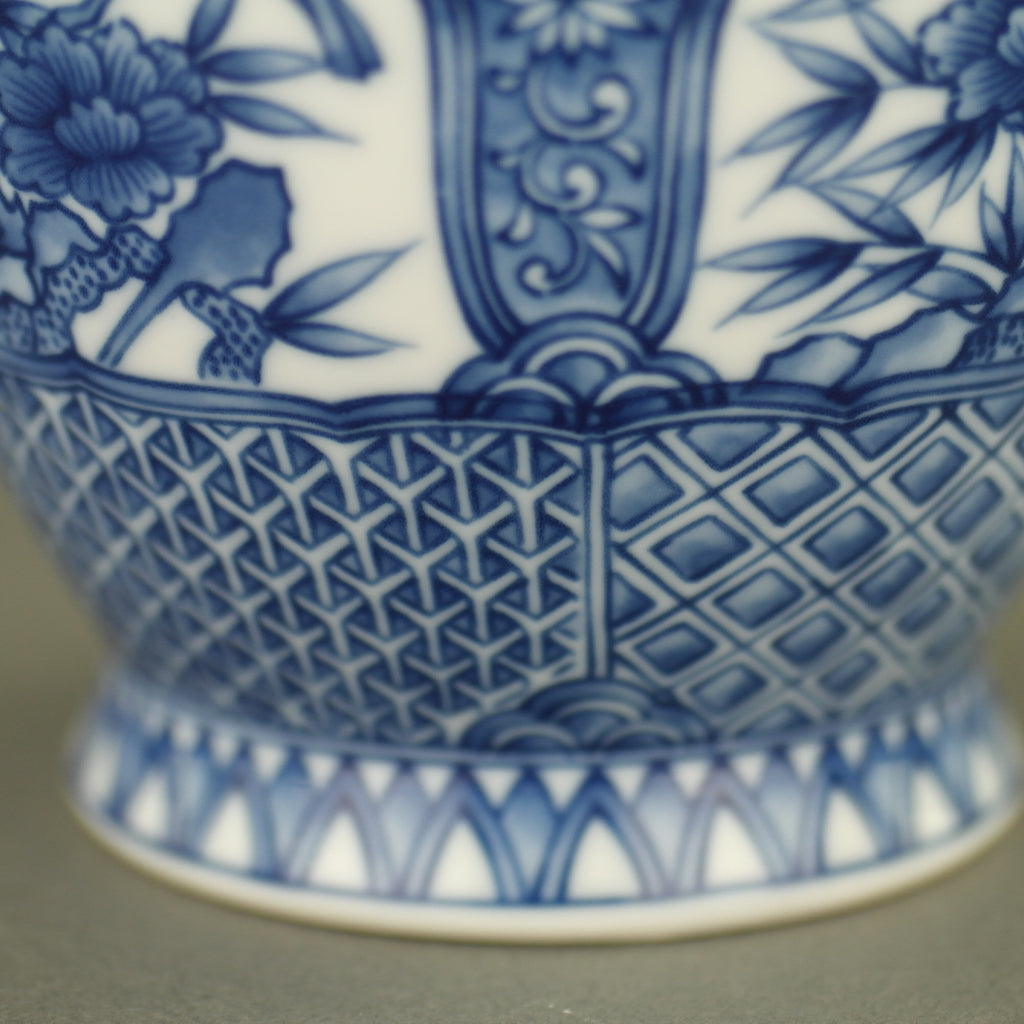 Jarrón de flores oriental azul "Dragon Peak" de Sanyo Porcelain Company
