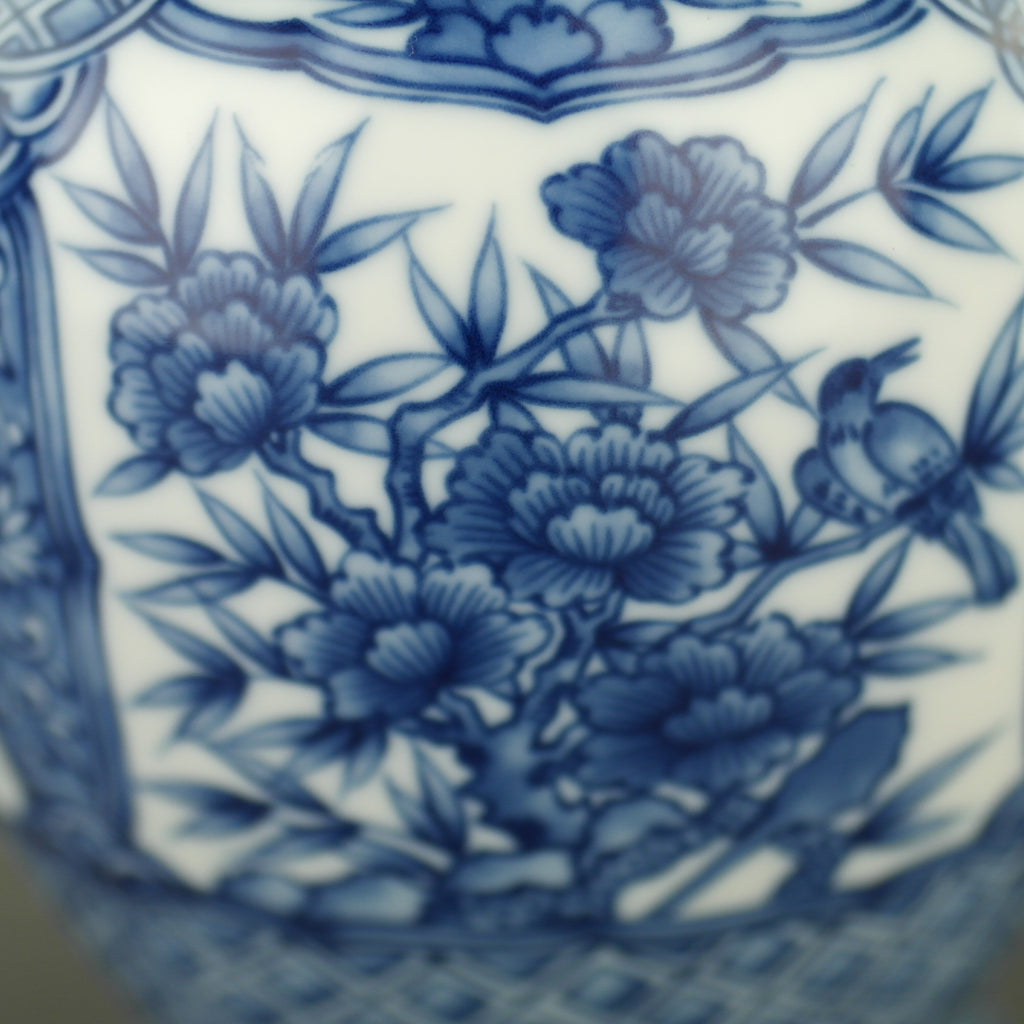 Jarrón de flores oriental azul "Dragon Peak" de Sanyo Porcelain Company