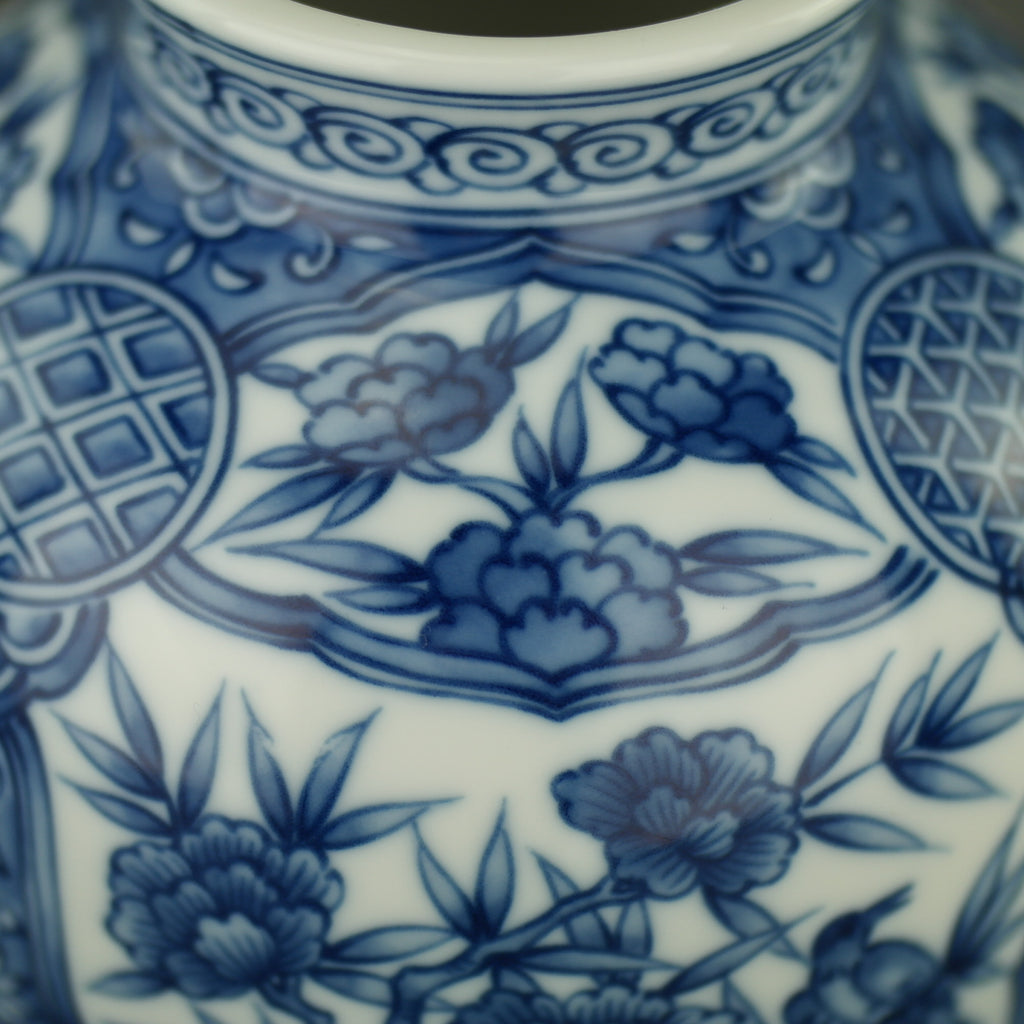 Jarrón de flores oriental azul "Dragon Peak" de Sanyo Porcelain Company