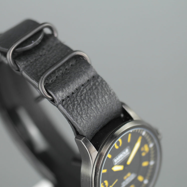 Reloj de pulsera Barbour Bywell negro con esfera negra y correa de piel Nato. 