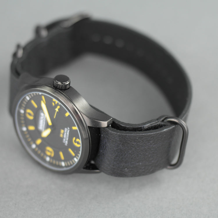 Reloj de pulsera Barbour Bywell negro con esfera negra y correa de piel Nato. 