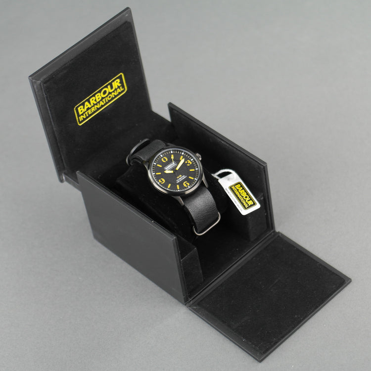 Reloj de pulsera Barbour Bywell negro con esfera negra y correa de piel Nato. 