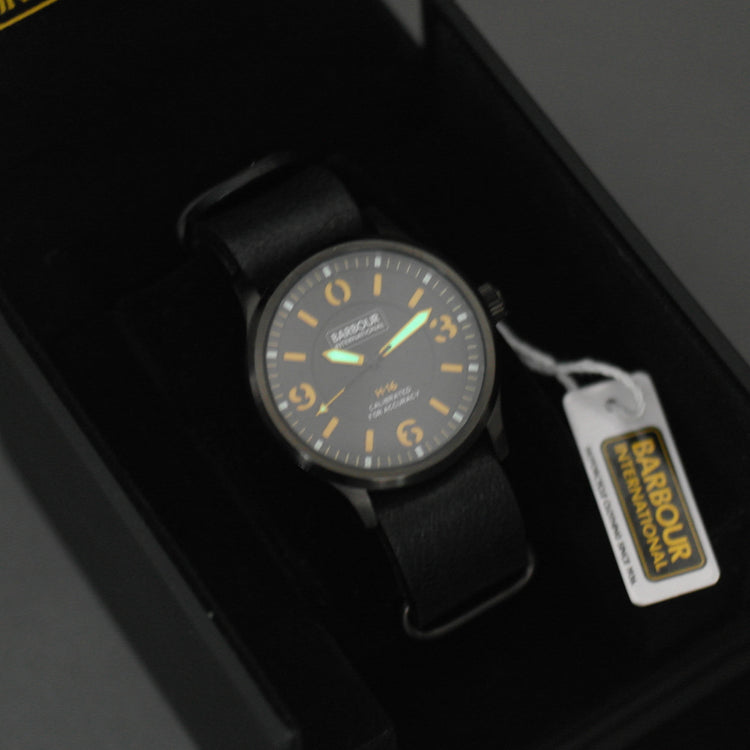 Reloj de pulsera Barbour Bywell negro con esfera negra y correa de piel Nato. 