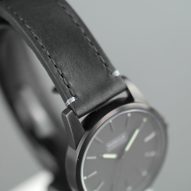 Barbour Jarrow schwarze Armbanduhr, schwarzes Zifferblatt und Lederarmband 