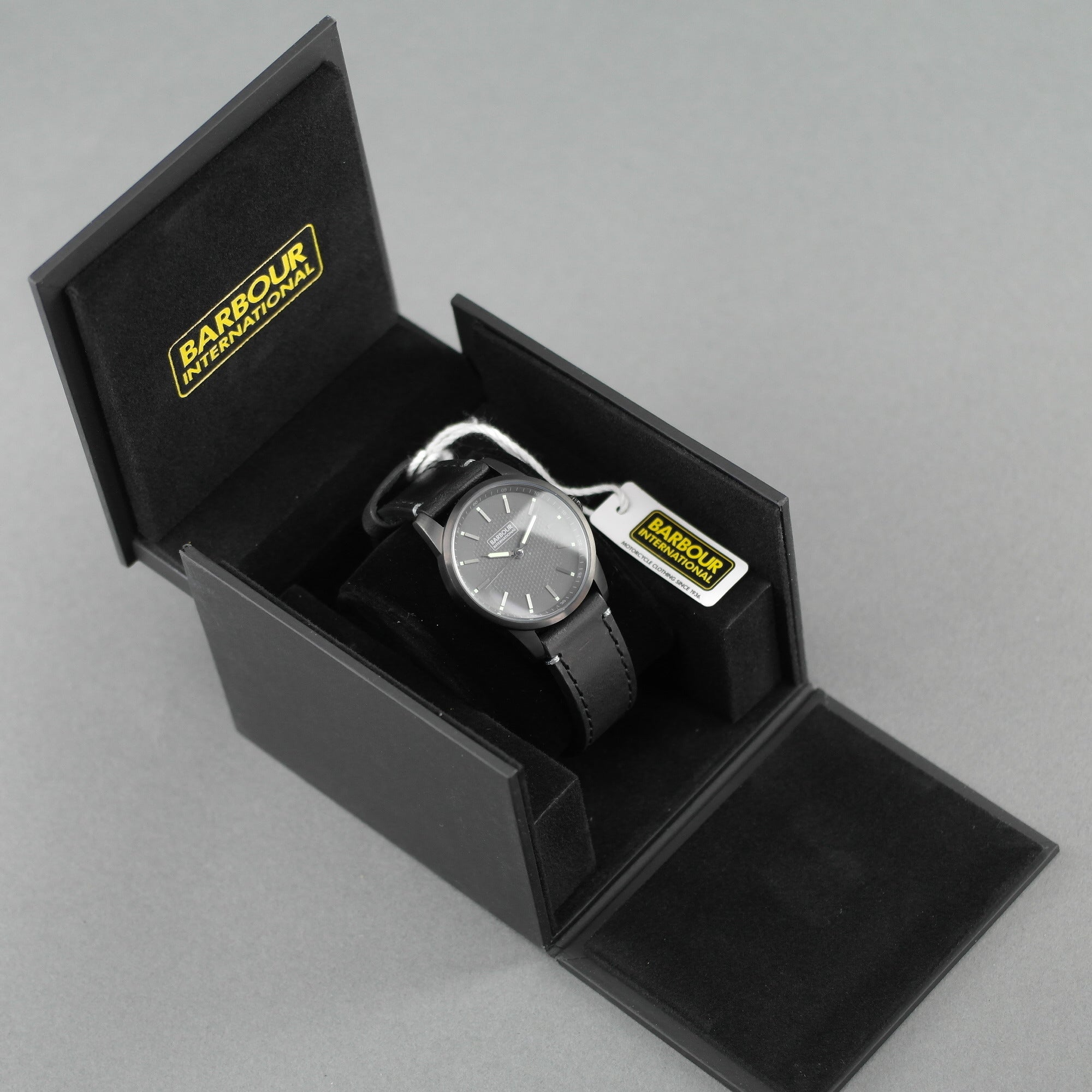 Reloj de pulsera Barbour Jarrow negro con esfera negra y correa de cuero. 