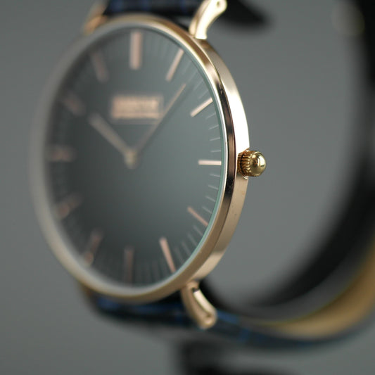Barbour Hartley Reloj de pulsera chapado en oro con esfera negra y correa de cuero azul