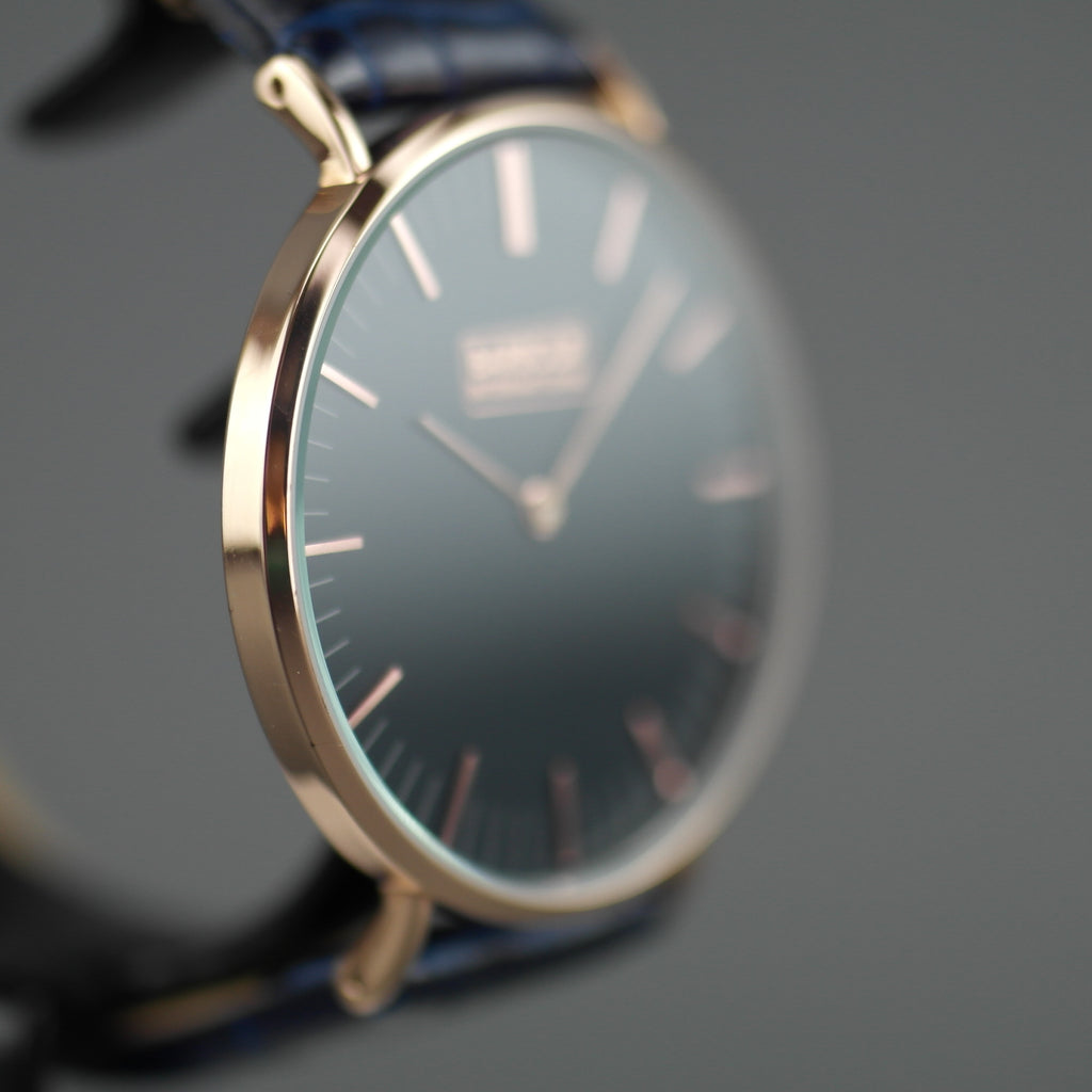 Barbour Hartley Reloj de pulsera chapado en oro con esfera negra y correa de cuero azul