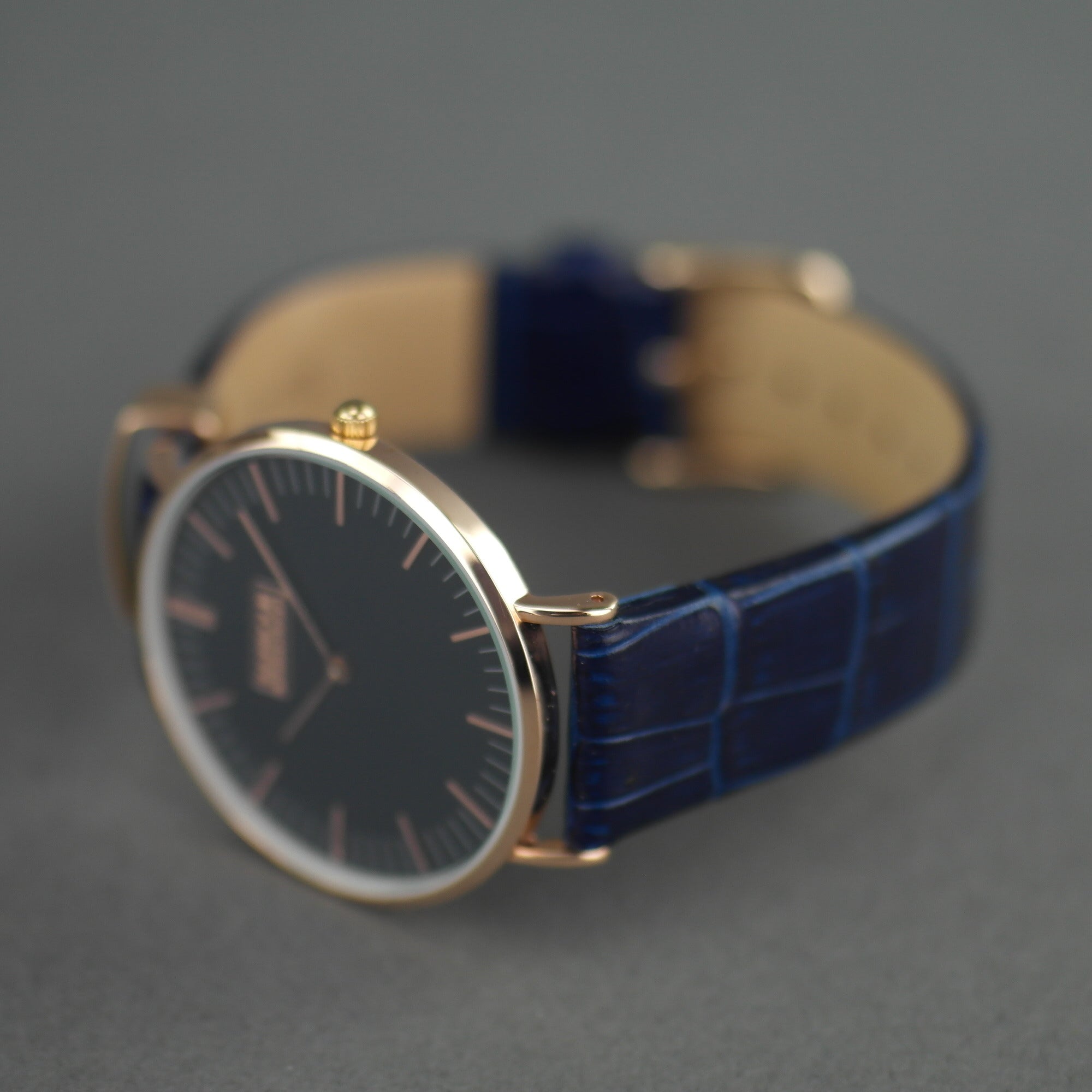 Barbour Hartley Reloj de pulsera chapado en oro con esfera negra y correa de cuero azul