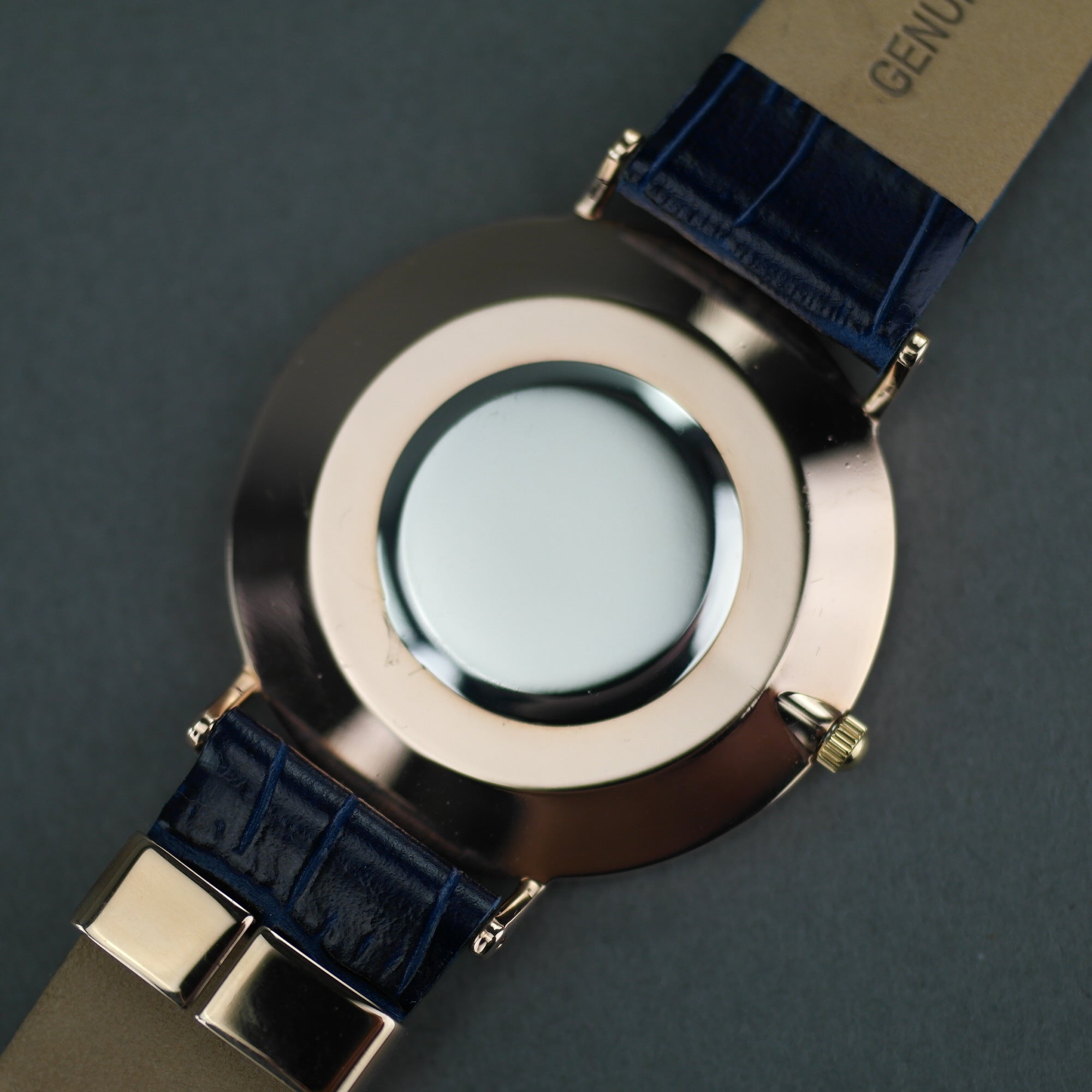 Barbour Hartley Reloj de pulsera chapado en oro con esfera negra y correa de cuero azul