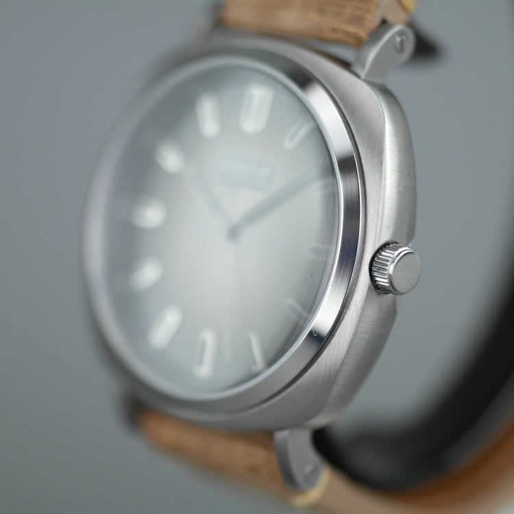 Reloj de pulsera Barbour International Beacon Drive esfera gris con fecha y correa de cuero marrón
