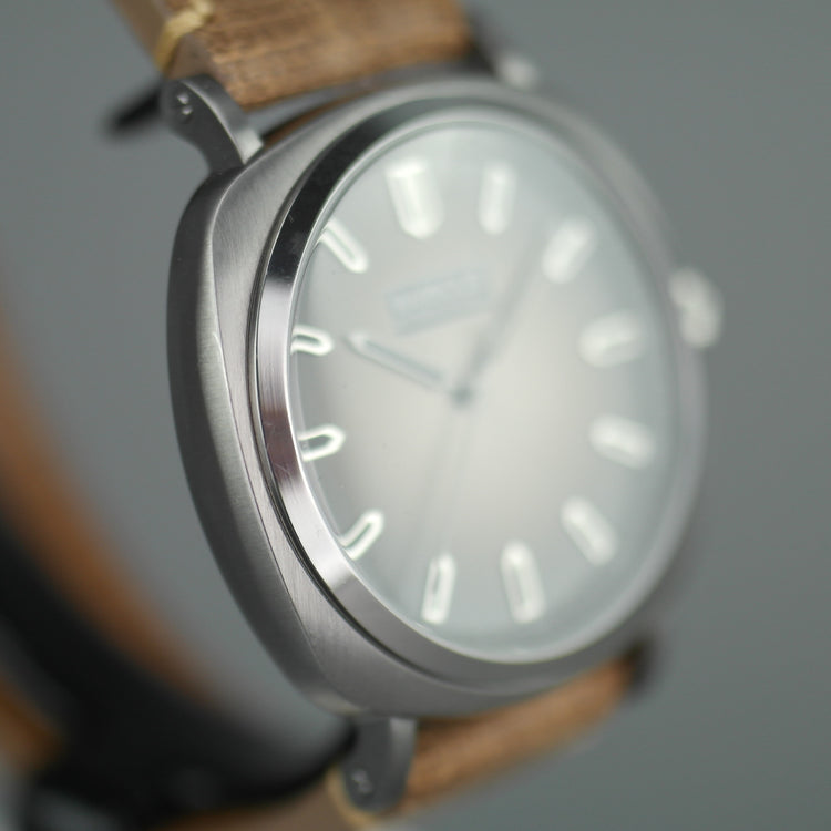 Reloj de pulsera Barbour International Beacon Drive esfera gris con fecha y correa de cuero marrón