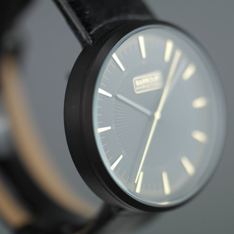 Lässige schwarze Armbanduhr von Barbour International mit schwarzem Lederarmband 
