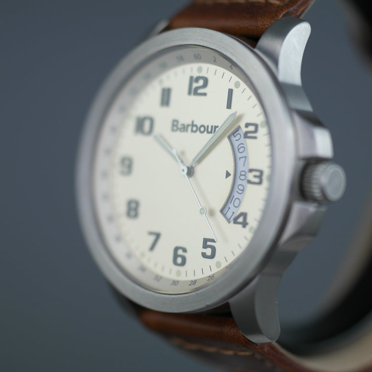 Reloj de pulsera Barbour en tono plateado con correa de cuero marrón. 
