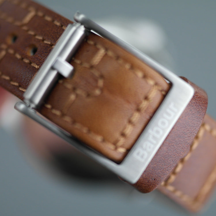 Silberfarbene Barbour-Armbanduhr mit braunem Lederarmband 