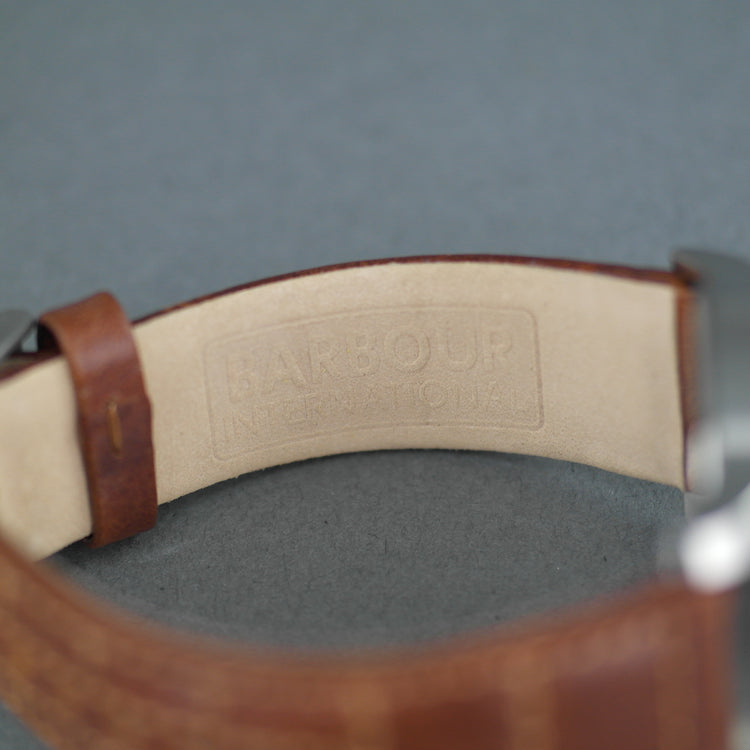 Silberfarbene Barbour-Armbanduhr mit braunem Lederarmband 